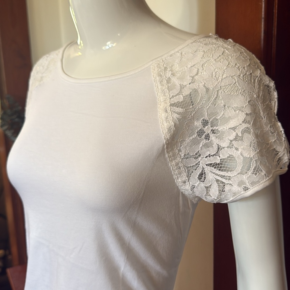 NWT northern reflections size small Elegant White Lace Sleeve Top